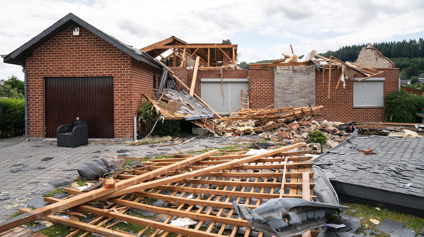 Zerstörtes Haus im belgischen Beauraing: Mehrere Gebäude sind durch den Tornado unbewohnbar.