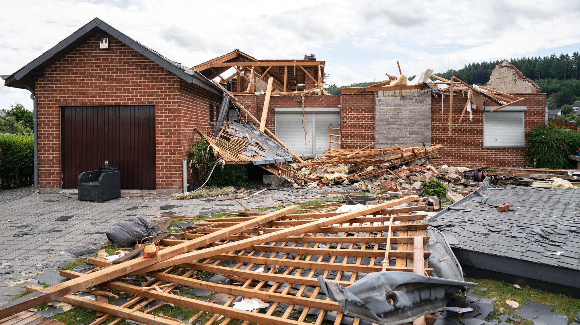 Zerstörtes Haus im belgischen Beauraing: Mehrere Gebäude sind durch den Tornado unbewohnbar. Zerstörtes Haus im belgischen Beauraing: Mehrere Gebäude sind durch den Tornado unbewohnbar.