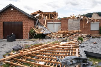 Zerstörtes Haus im belgischen Beauraing: Mehrere Gebäude sind durch den Tornado unbewohnbar.
