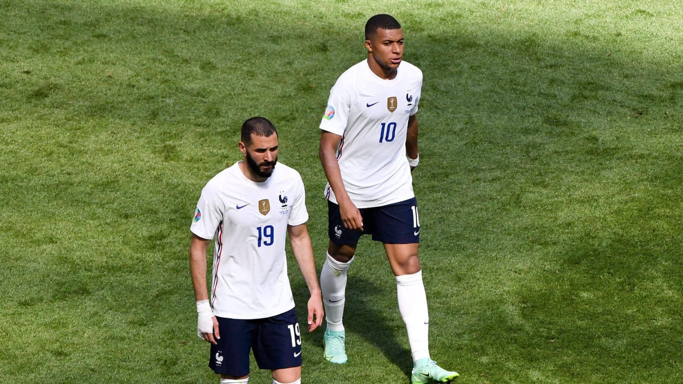Karim Benzema (links) und Kilian Mbappé: Die französischen Superstars wurden beim Spiel gegen Ungarn rassistisch beschimpft – nun ermittelt die Uefa.