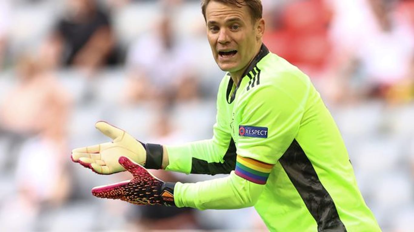 Trägt eine Kapitänsbinde in Regenbogenfarben: Deutschlands Torhüter Manuel Neuer.