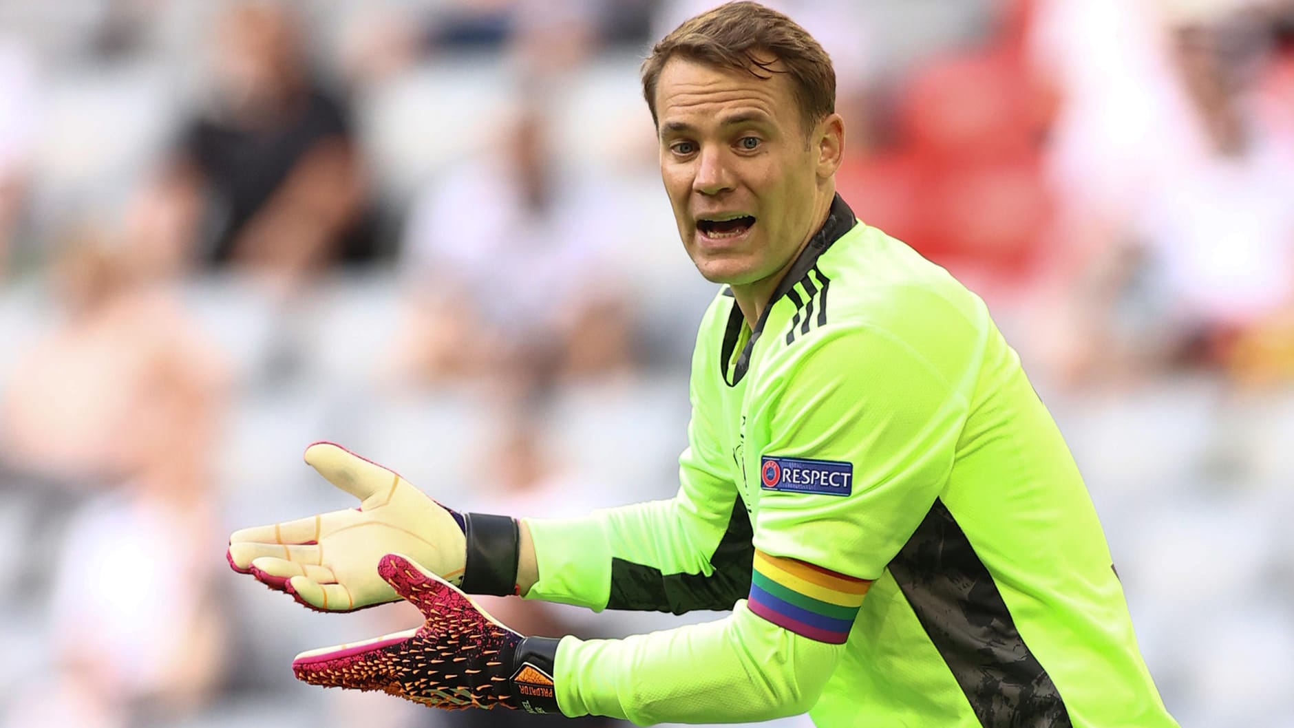 Gegenstand von Uefa-Ermittlungen? Manuel Neuer mit Regenbogen-Kapitänsbinde im Spiel gegen Portugal.