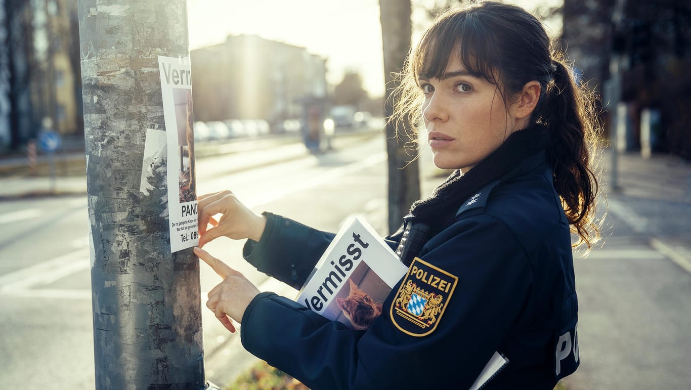 "Polizeiruf 110": Bessie (Verena Altenberger) hängt Katzensteckbriefe auf.