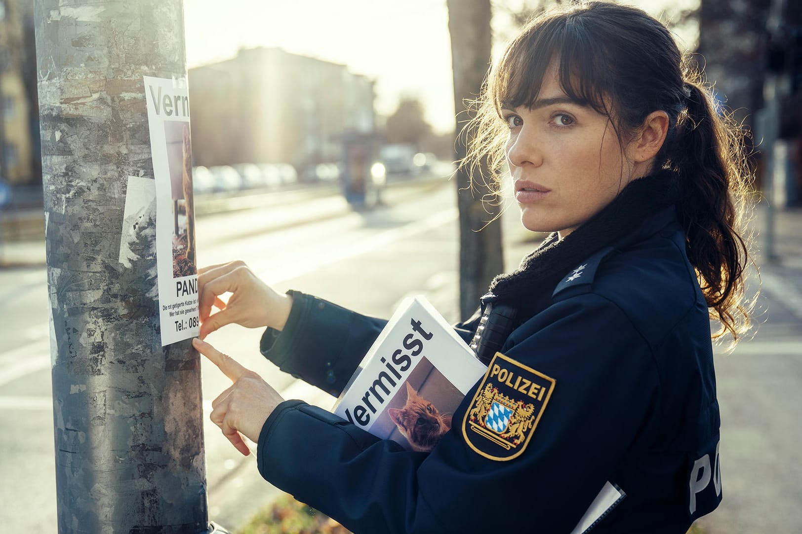 "Polizeiruf 110": Bessie (Verena Altenberger) hängt Katzensteckbriefe auf.