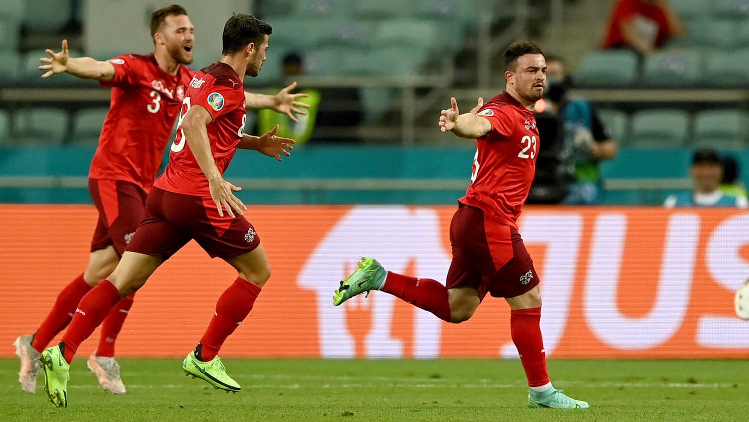 Sorgte für die Entscheidung: Xherdan Shaqiri (r.) jubelt mit seinen Teamkollegen.