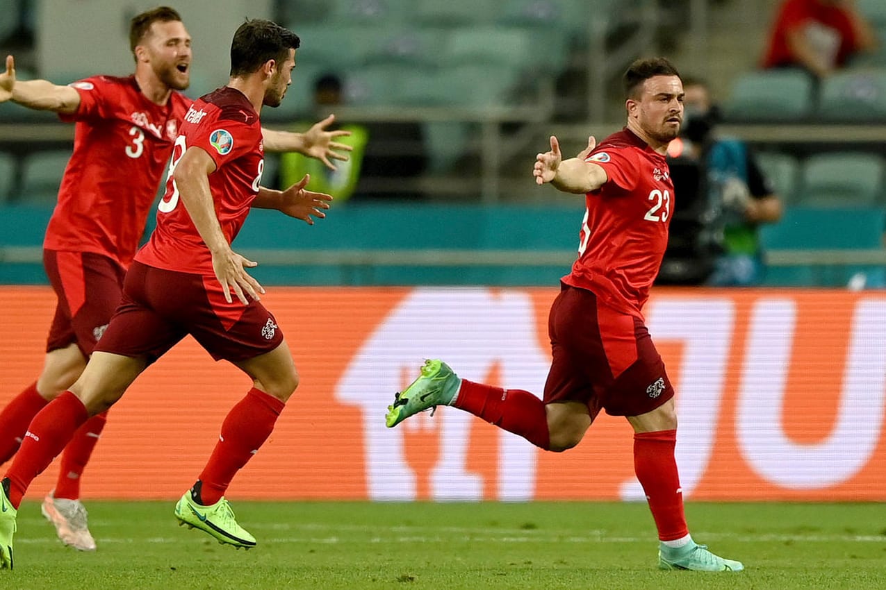 Sorgte für die Entscheidung: Xherdan Shaqiri (r.) jubelt mit seinen Teamkollegen.