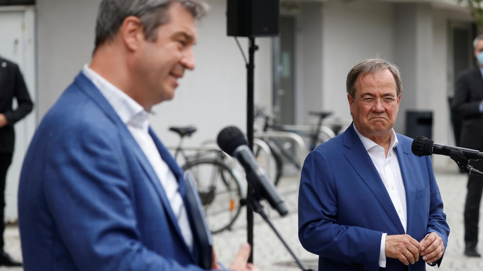 Markus Söder (l.) und Armin Laschet: Demonstrative Einigkeit vor der Klausur - doch ab und an passten die Gesichtszüge nicht ganz zur Botschaft.