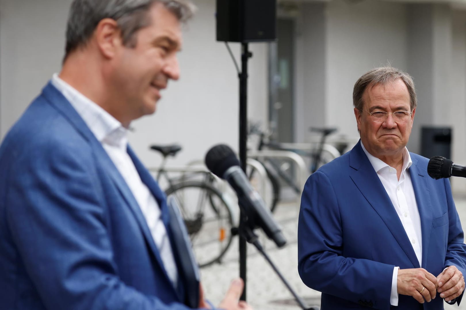 Markus Söder (l.) und Armin Laschet: Demonstrative Einigkeit vor der Klausur - doch ab und an passten die Gesichtszüge nicht ganz zur Botschaft.