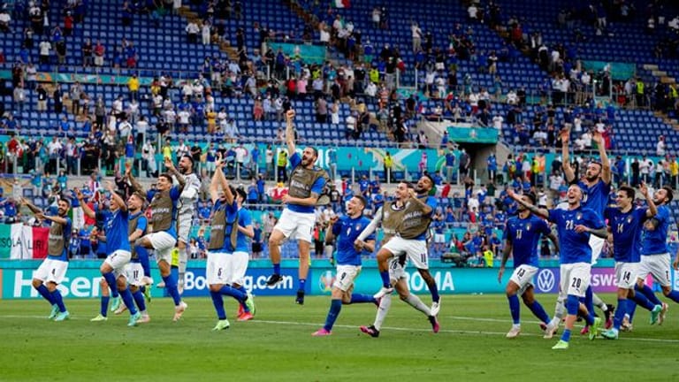 Die italienischen Spieler feiern ihren 1:0-Sieg nach dem Spiel mit den Fans auf der Tribüne.