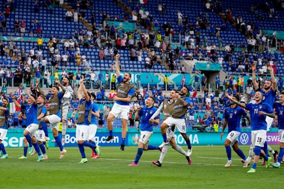 Die italienischen Spieler feiern ihren 1:0-Sieg nach dem Spiel mit den Fans auf der Tribüne.