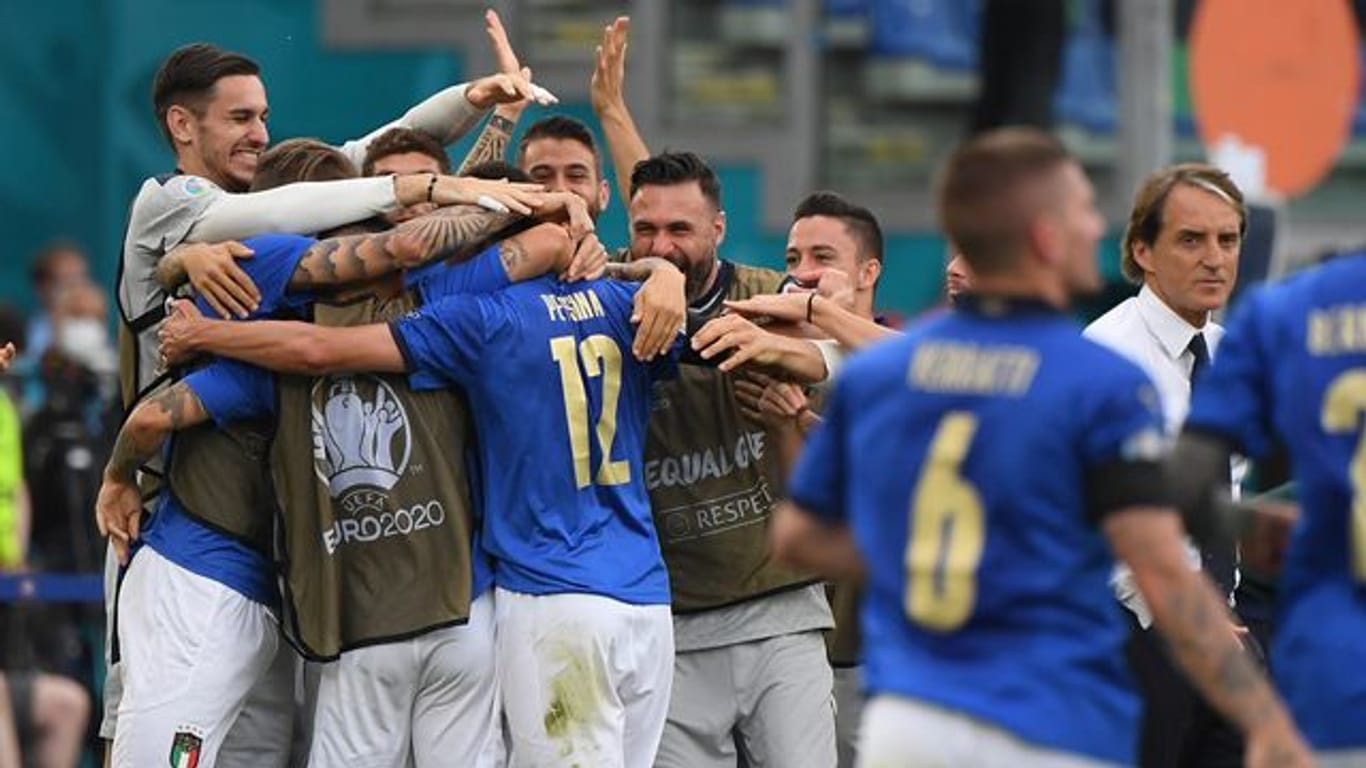 Seit 30 Spielen in Serie ungeschlagen: Italiens Nationalmannschaft jubelt über das 1:0 gegen Wales.