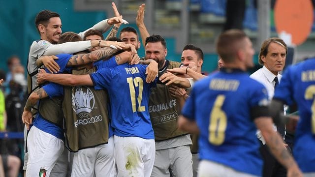 Seit 30 Spielen in Serie ungeschlagen: Italiens Nationalmannschaft jubelt über das 1:0 gegen Wales.