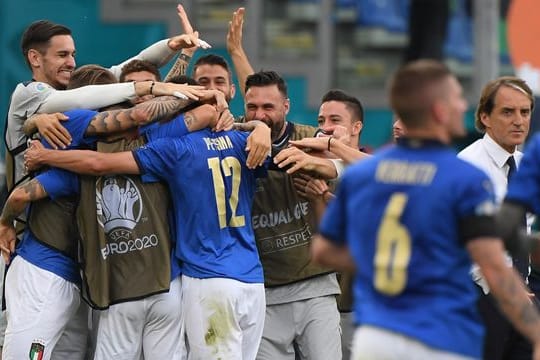 Seit 30 Spielen in Serie ungeschlagen: Italiens Nationalmannschaft jubelt über das 1:0 gegen Wales.