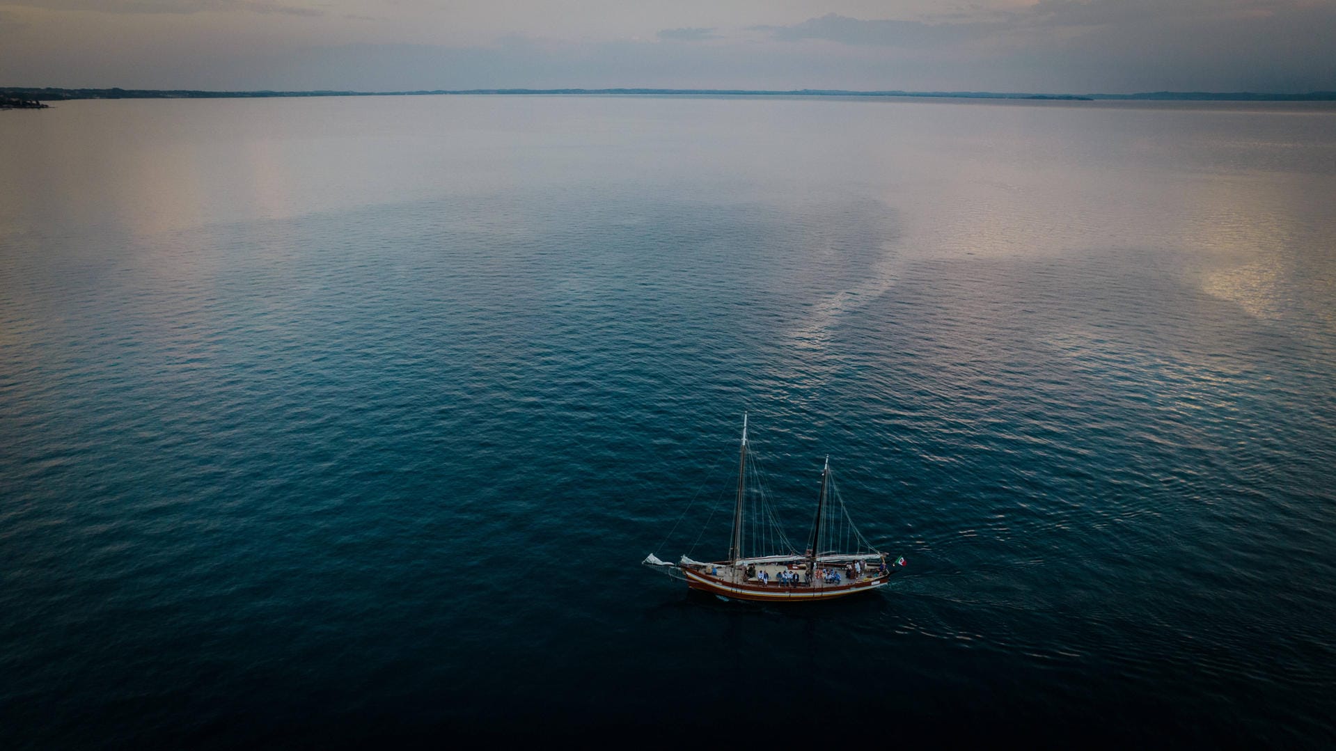 Boot auf dem Gardasee (Symbolbild): Behörden ermitteln wegen eines tödlichen Zusammenstoßes. Boot auf dem Gardasee (Symbolbild): Behörden ermitteln wegen eines tödlichen Zusammenstoßes.