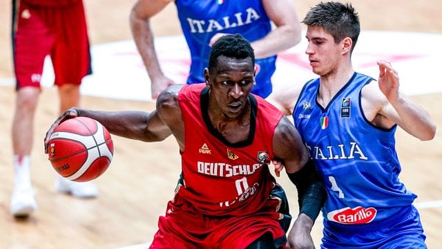 Deutschlands Isaac Bonga (l) in Aktion gegen Italiens Leonardo Candi. Deutschlands Isaac Bonga (l) in Aktion gegen Italiens Leonardo Candi.