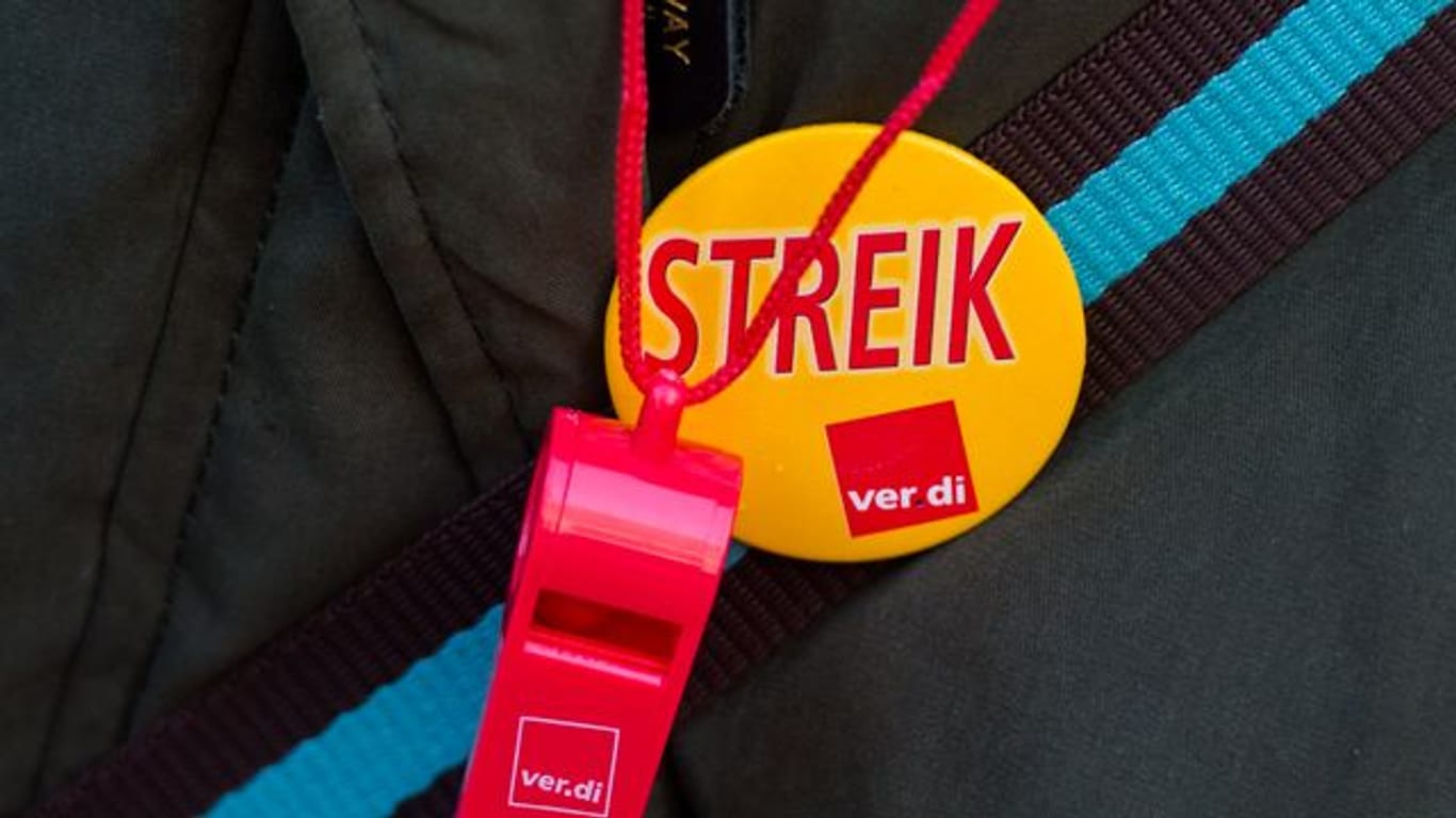 Button mit Aufschrift "Streik" und Trillerpfeife