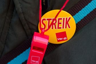 Button mit Aufschrift "Streik" und Trillerpfeife