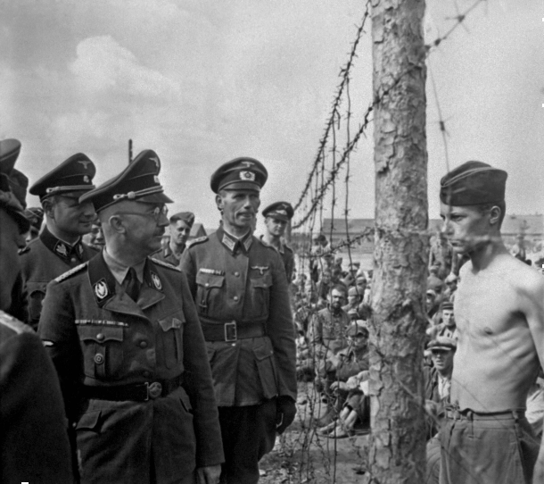 SS-Führer Heinrich Himmler inspiziert ein Kriegsgefangenenlager in Russland.