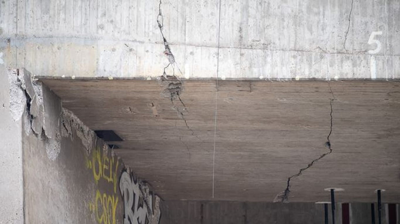 Risse ziehen sich durch den Beton der Salzbachtalbrücke: Noch ist unklar, wie lange die Brücke gesperrt bleiben muss.