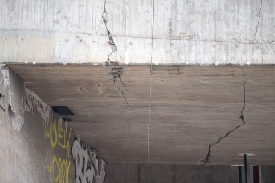 Risse ziehen sich durch den Beton der Salzbachtalbrücke: Noch ist unklar, wie lange die Brücke gesperrt bleiben muss.