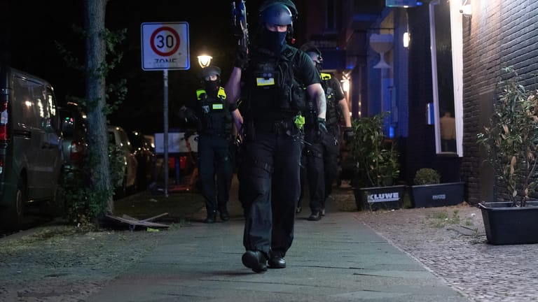 Ein bewaffneter Polizeibeamter geht in Richtung Müllerstraße: In Berlin-Wedding sollen Schüsse gefallen sein.