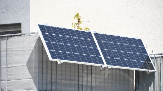 Kompakte Solar-Anlage: Mieter können auf dem Balkon oder der Terrasse eine kleine Solaranlage anbringen.