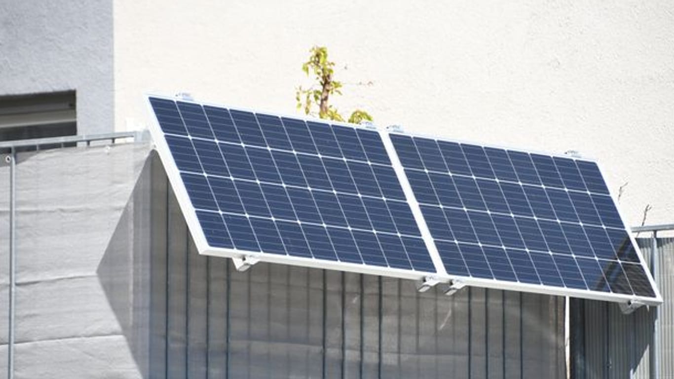 Kompakte Solar-Anlage: Mieter können auf dem Balkon oder der Terrasse eine kleine Solaranlage anbringen.