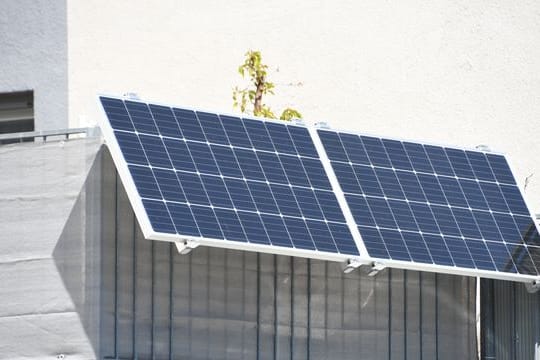 Kompakte Solar-Anlage: Mieter können auf dem Balkon oder der Terrasse eine kleine Solaranlage anbringen.