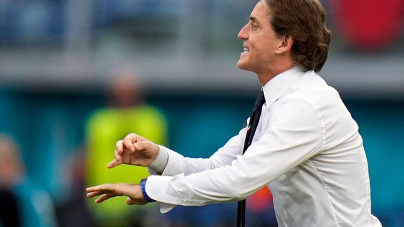 Italiens Trainer Roberto Mancini gibt Anweisungen.