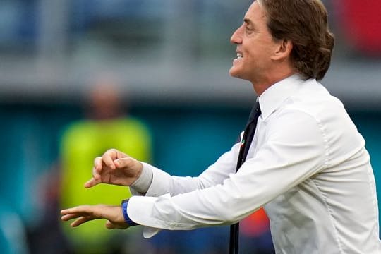 Italiens Trainer Roberto Mancini gibt Anweisungen.