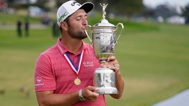 Der Spanier Jon Rahm küsst die Siegertrophäe der US Open.