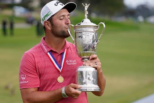 Der Spanier Jon Rahm küsst die Siegertrophäe der US Open.