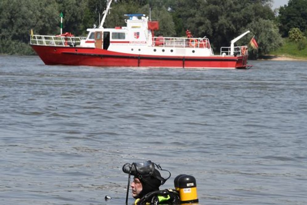 Taucher der Feuerwehr: Die beiden vermissten Mädchen wurden tagelang im Rhein gesucht.