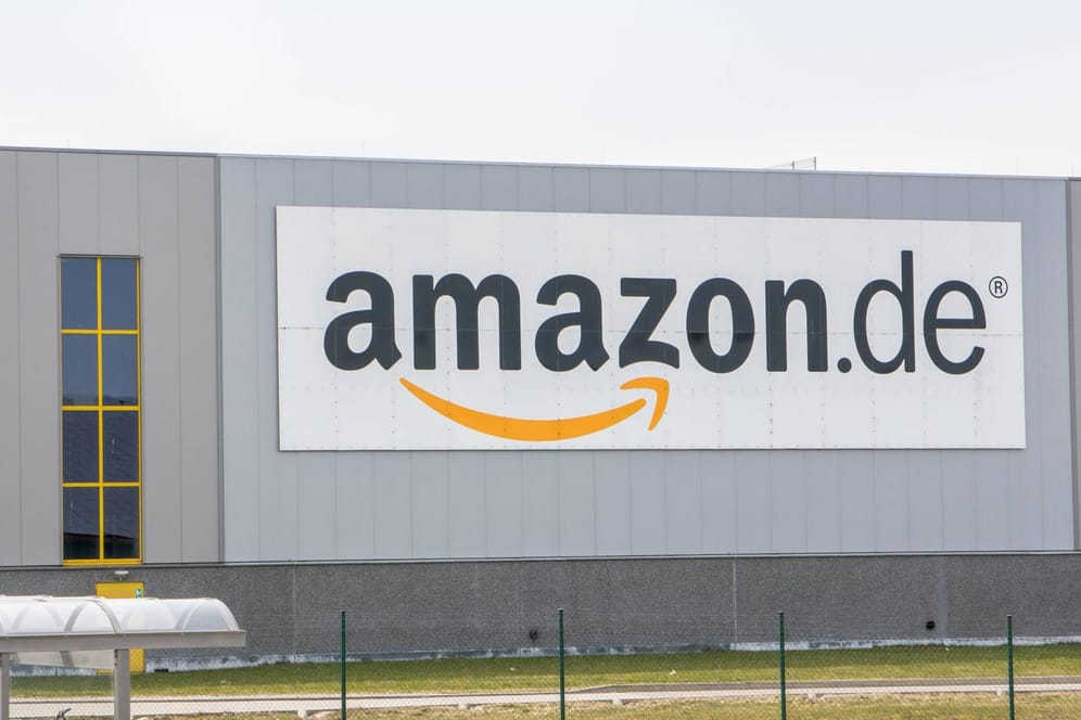 Ein Amazon-Versandzentrum von außen (Symbolbild):