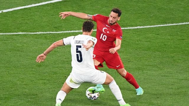 Der Türke Hakan Calhanoglu (r) bleibt in Mailand, wechselt aber vom AC zum Konkurrenten Inter.