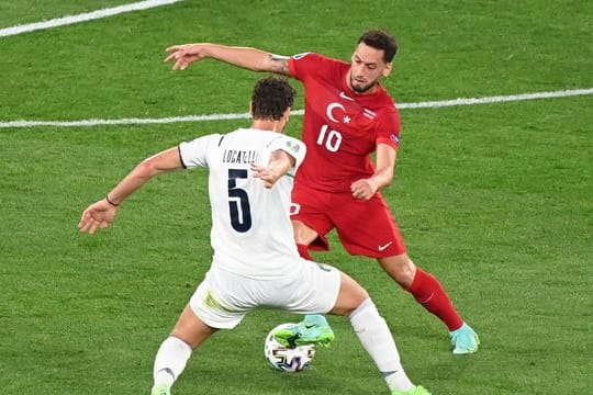 Der Türke Hakan Calhanoglu (r) bleibt in Mailand, wechselt aber vom AC zum Konkurrenten Inter.