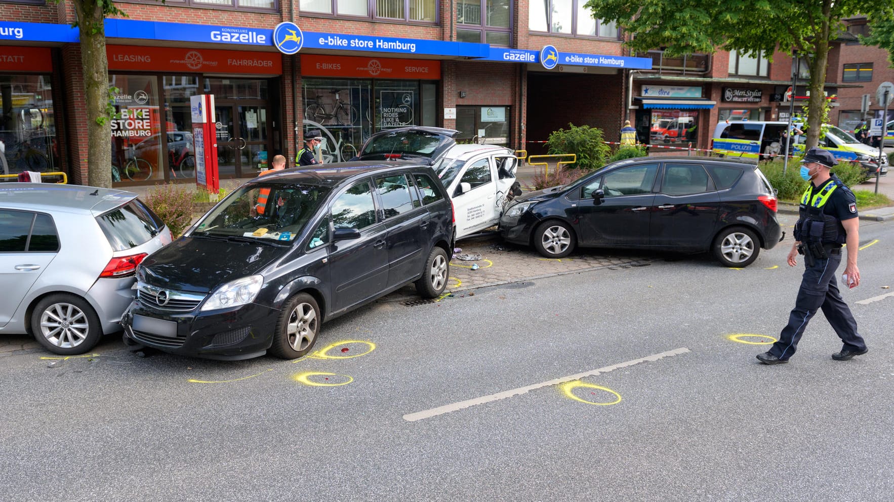 Polizisten ermitteln an der abgesperrten Unfallstelle bei den ineinander geschobenen Fahrzeugen: Ein vier Jahre alter Junge ist bei einem Verkehrsunfall in Hamburg getötet worden. Polizisten ermitteln an der abgesperrten Unfallstelle bei den ineinander geschobenen Fahrzeugen: Ein vier Jahre alter Junge ist bei einem Verkehrsunfall in Hamburg getötet worden.