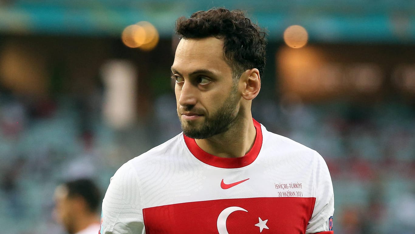 Hakan Calhanoglu: Der türkische Nationalspieler ist beim AC Mailand im Gespräch.