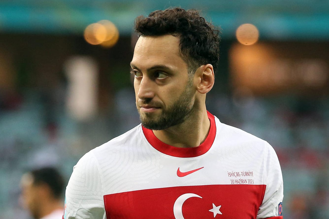 Hakan Calhanoglu: Der türkische Nationalspieler ist beim AC Mailand im Gespräch.