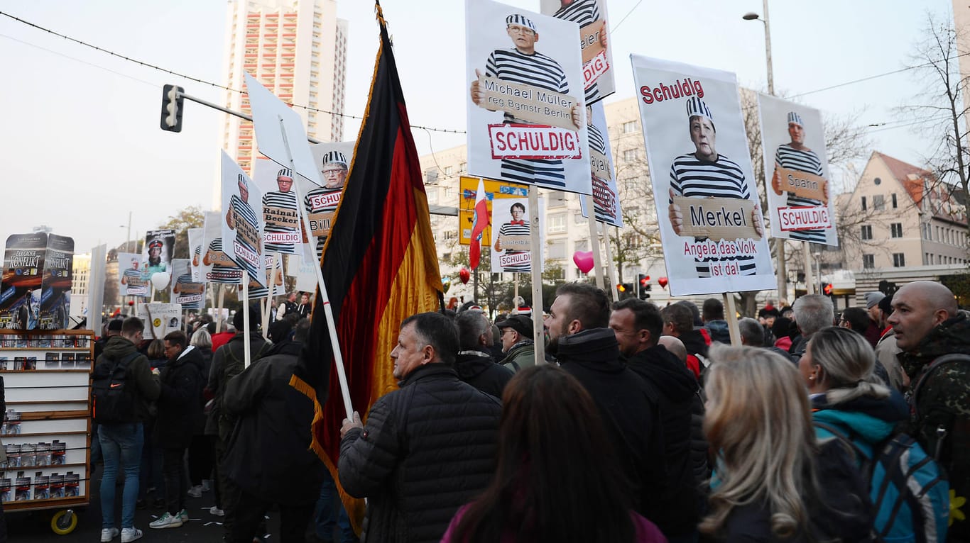 Querdenken-Demo im November 2020 in Leipzig: Den Protest-Teilnehmern sei "inzwischen offenbar egal, dass sie zusammen mit Rechtsextremisten demonstrieren."