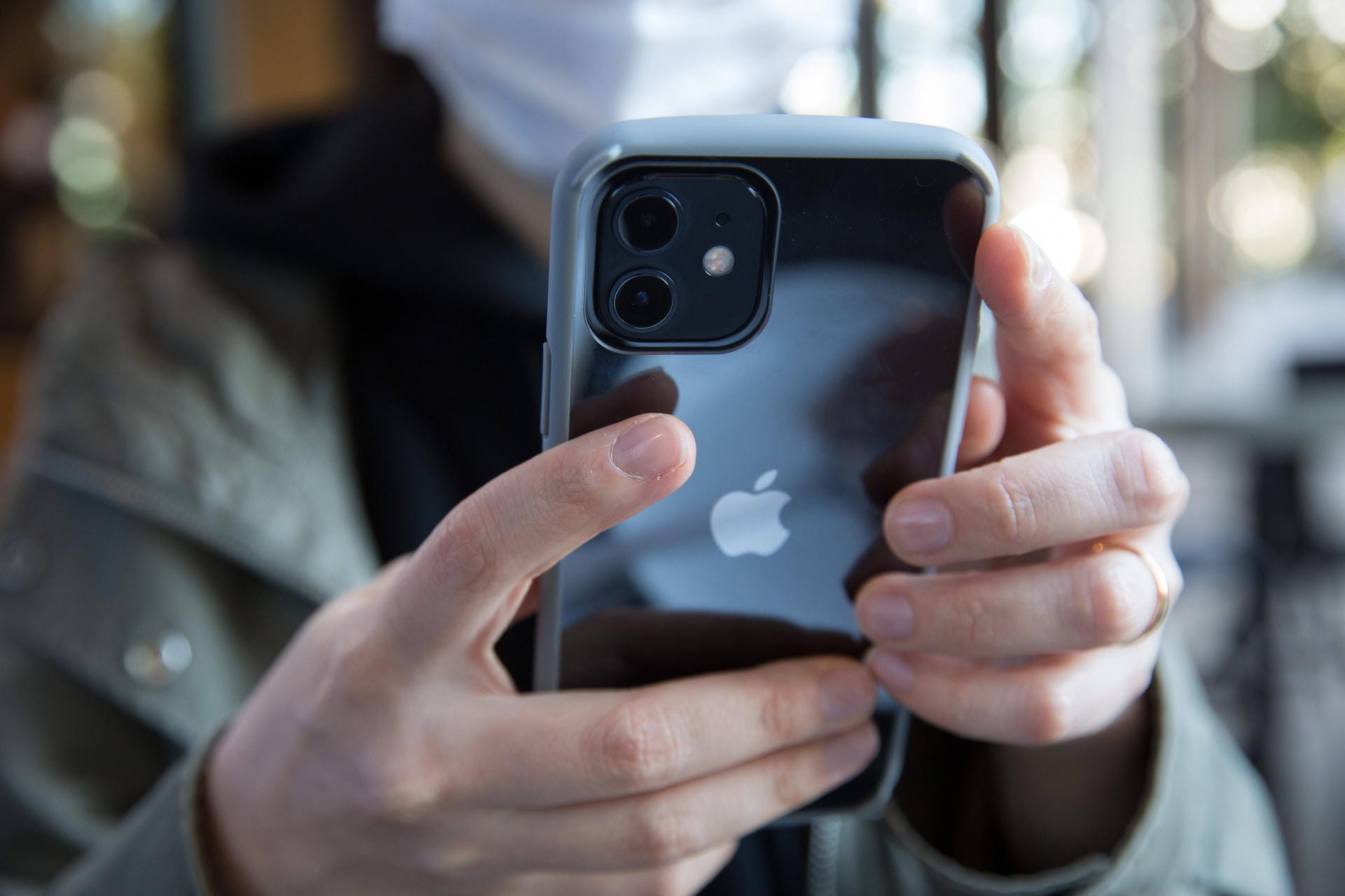 Ein iPhone 12 (Symbolbild): Wer ein iPhone nutzt, sollte vor gefährlichen WLAN -Netzwerken aufpassen.