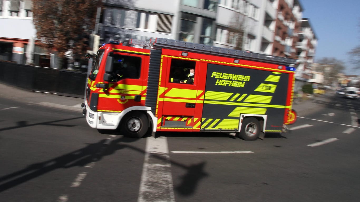 Feuerwehr und Rettungsdienst: In Nürnberg ist am Montagmorgen eine Gartenhütte explodiert.