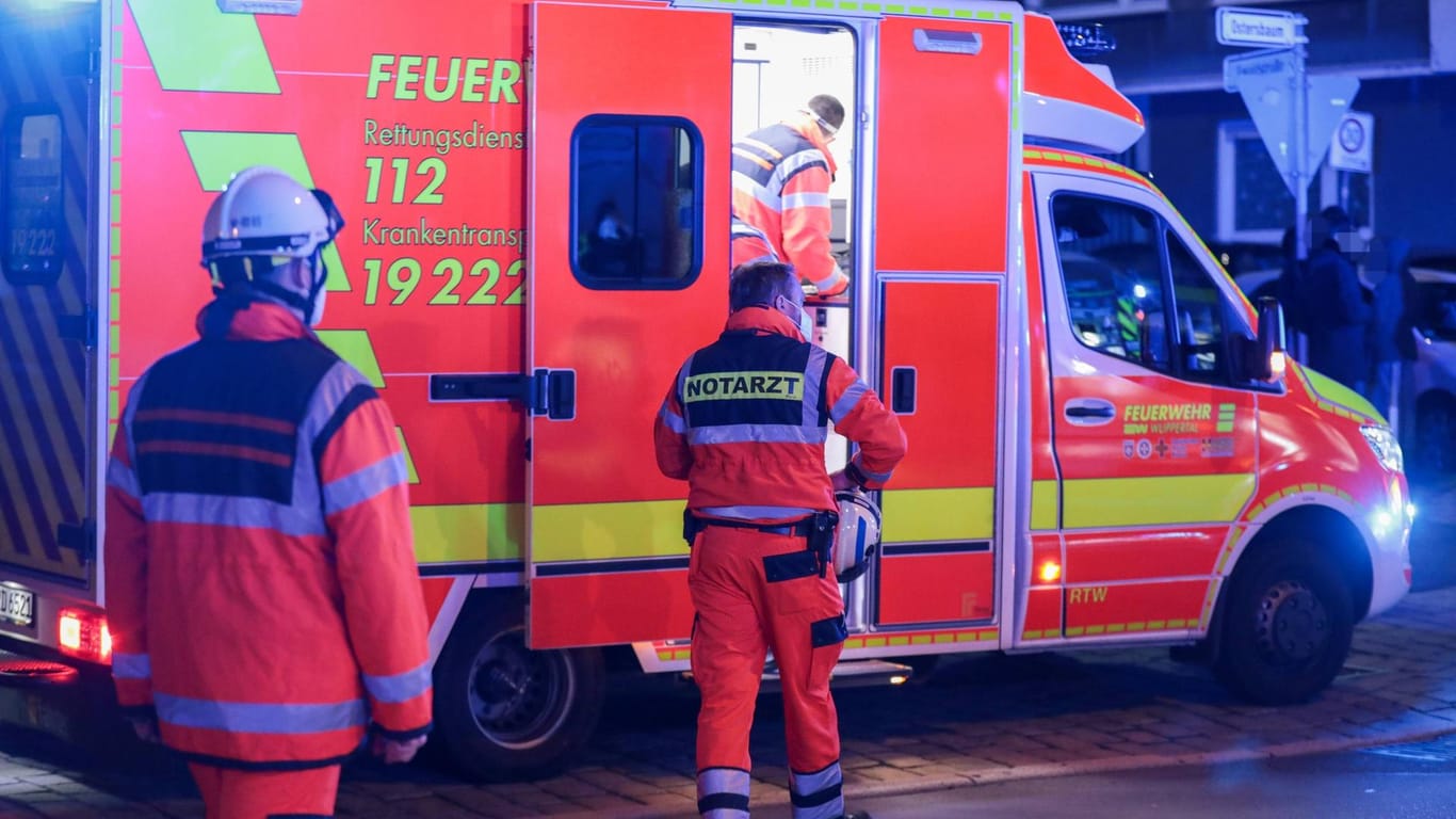 Die Wuppertaler Feuerwehr im Einsatz (Archivbild): Beim Brand einer Gartenlaube, ist eine Person gestorben.