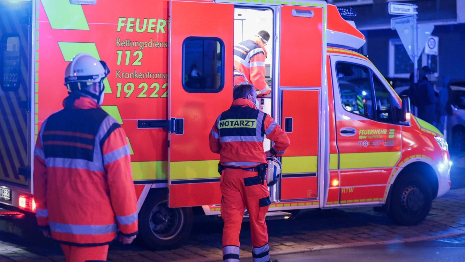 Die Wuppertaler Feuerwehr im Einsatz (Archivbild): Beim Brand einer Gartenlaube, ist eine Person gestorben. Die Wuppertaler Feuerwehr im Einsatz (Archivbild): Beim Brand einer Gartenlaube, ist eine Person gestorben.