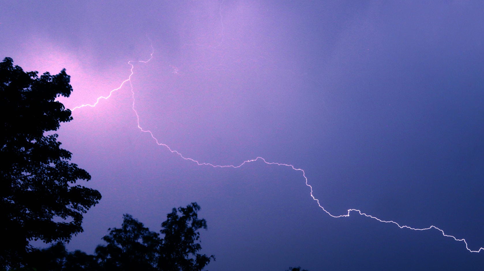 Gewitter mit Blitzen sind im Himmel zu sehen (Symbolbild): In Nürnberg haben Unwetter für Feuerwehreinsätze gesorgt.