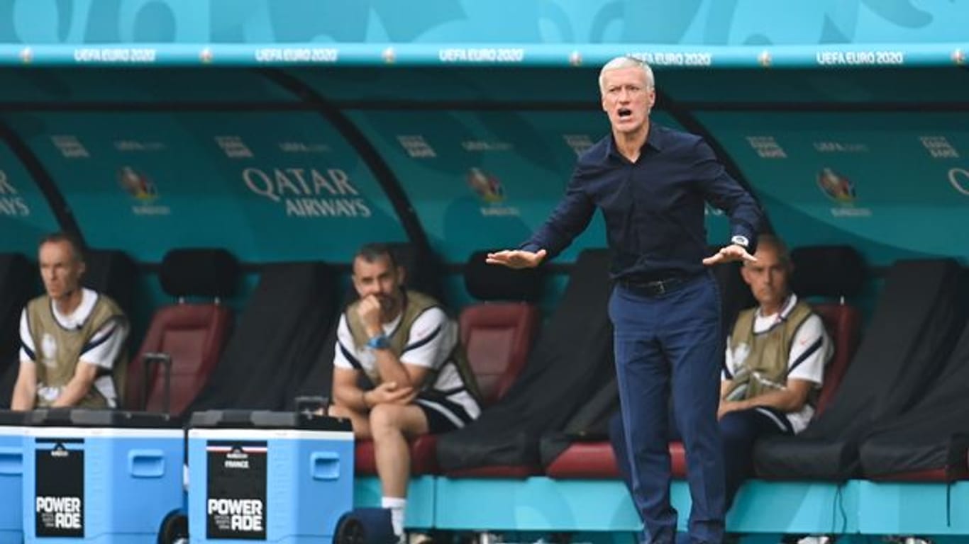 Der französische Trainer Didier Deschamps kann dem Remis gegen Ungarn etwas Positives abgewinnen.