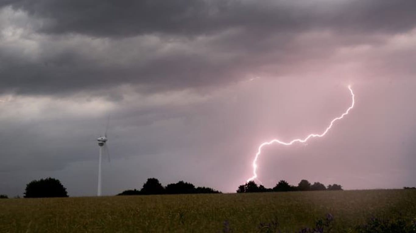 Ein Blitz schlägt am frühen Morgen während eine Gewitters in der Region Hannover ein (Symbolbild): Die Temperatur in Niedersachsen sinkt deutlich.