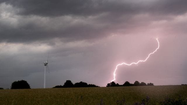 Ein Blitz schlägt am frühen Morgen während eine Gewitters in der Region Hannover ein (Symbolbild): Die Temperatur in Niedersachsen sinkt deutlich. Ein Blitz schlägt am frühen Morgen während eine Gewitters in der Region Hannover ein (Symbolbild): Die Temperatur in Niedersachsen sinkt deutlich.