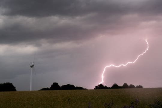 Ein Blitz schlägt am frühen Morgen während eine Gewitters in der Region Hannover ein (Symbolbild): Die Temperatur in Niedersachsen sinkt deutlich.