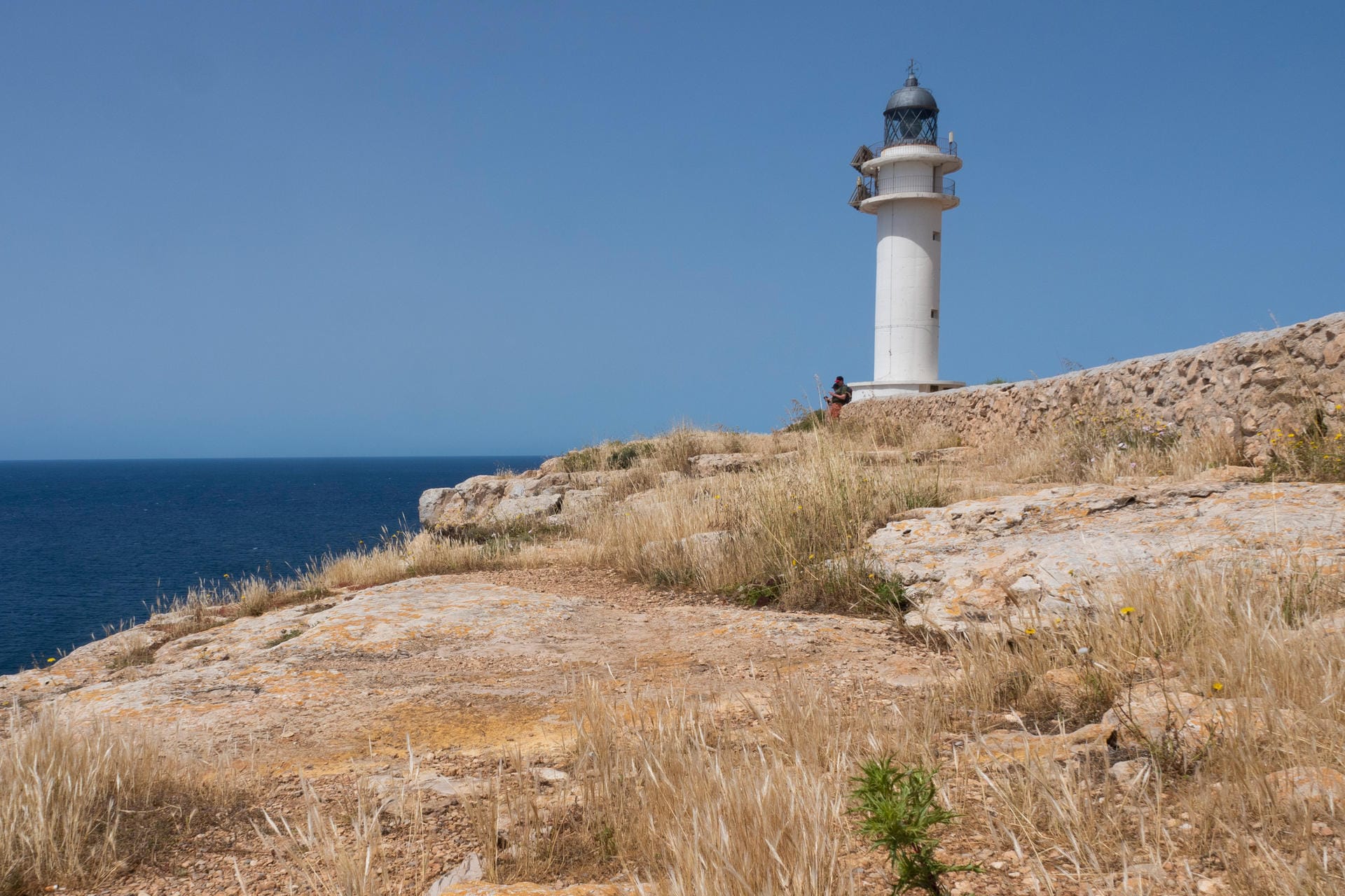 Aussicht: Über dem Kap Barbaria im Süden Formenteras steht ein einsamer Leuchtturm.